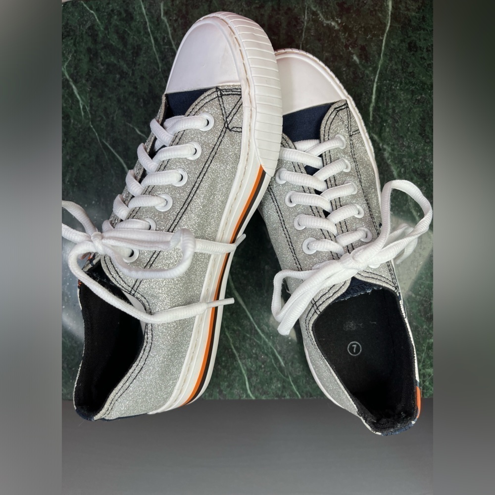 Silver Glitter Low-Top Sneakers - Women's Casual Lace-Up
